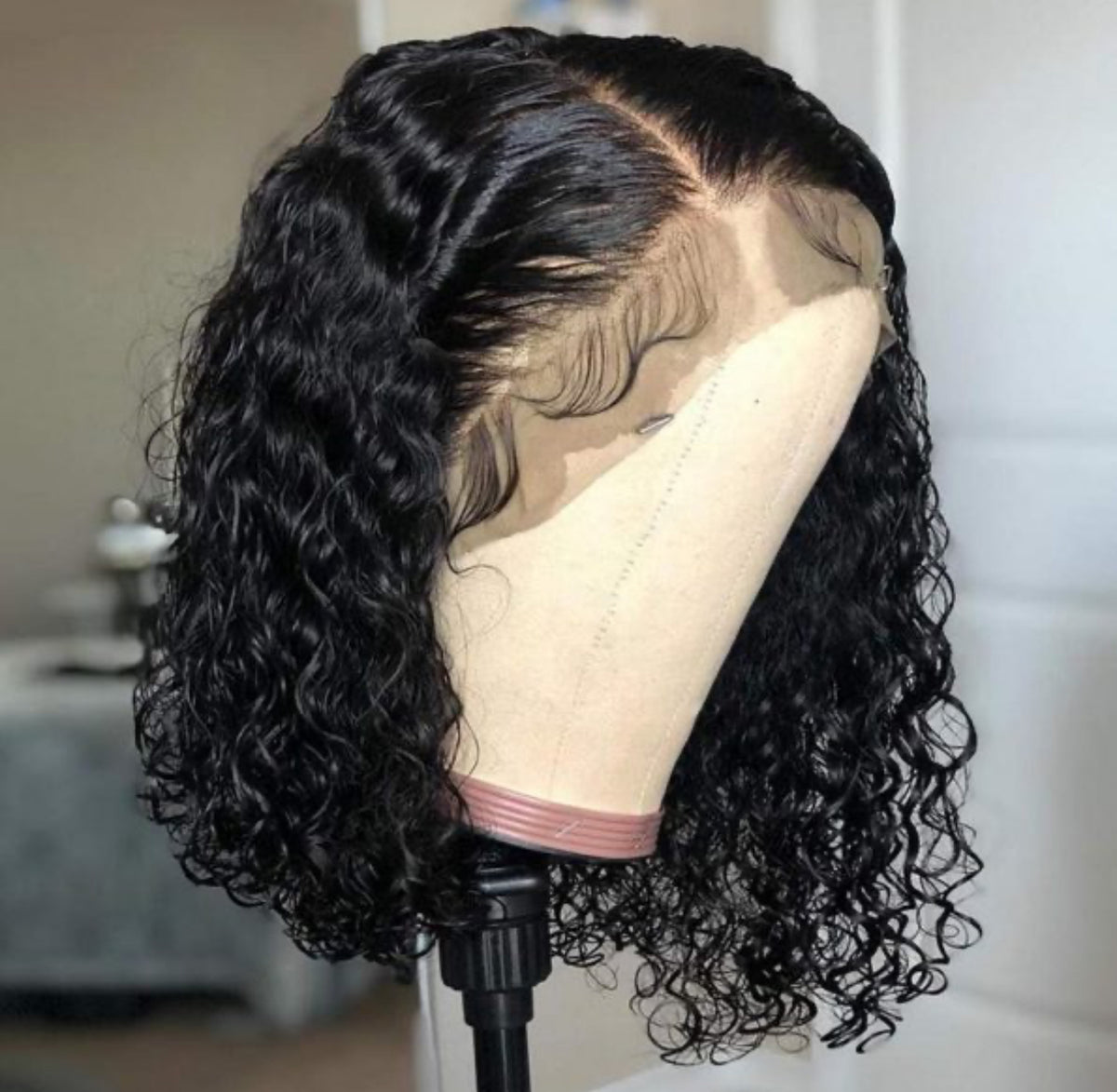 Perruque Bob bouclée profonde sans colle à 180 % de densité 13 × 4 en dentelle de couleur naturelle
